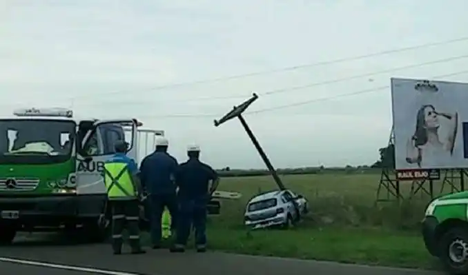 Despiste en ruta 2: un vehículo chocó contra un poste de alta tensión