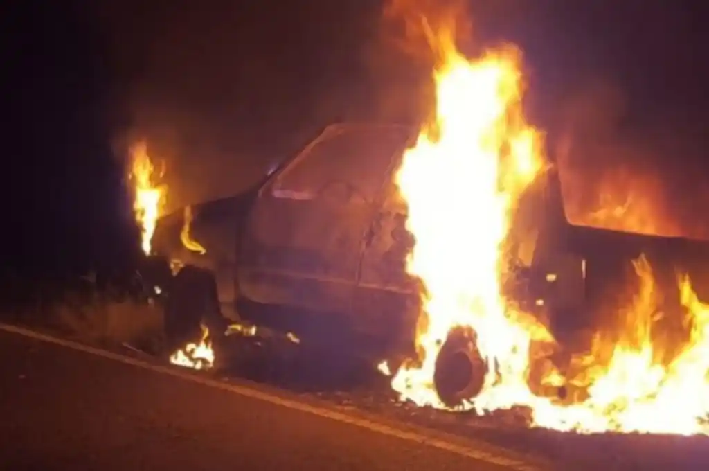 Susto en la RP36s: un auto se prendió fuego y sus ocupantes se arrojaron a la banquina