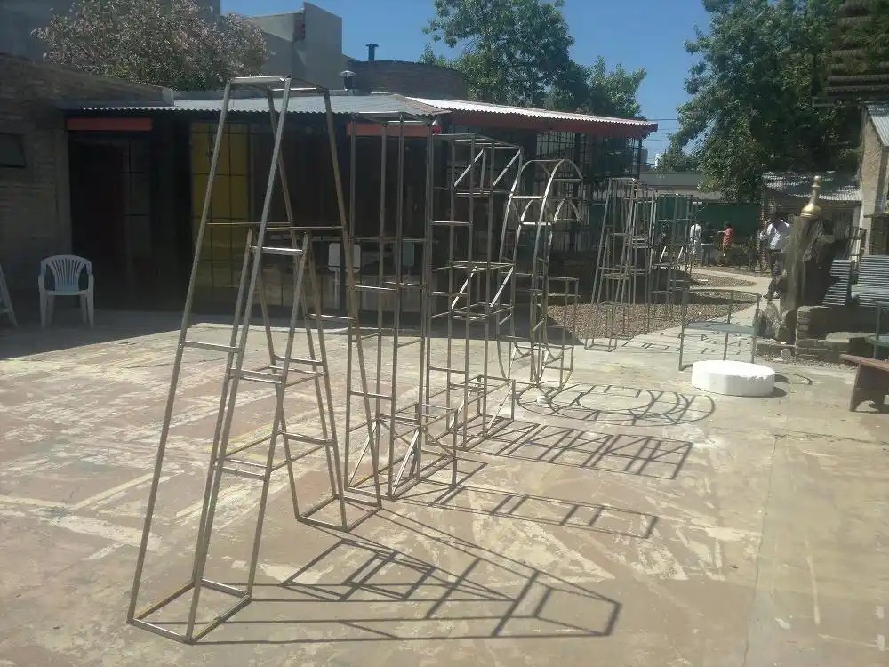 Construyen el portal de la ciudad en la Ruta 14