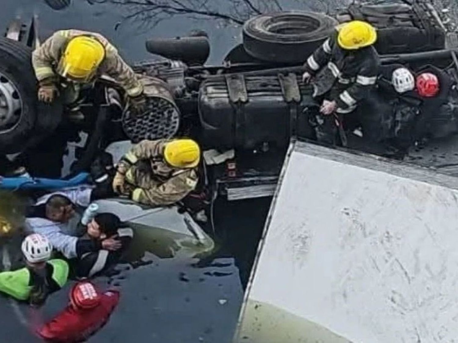 Equipo de emergencias extrayendo a los pasajeros del camión (Foto: Gentilezas)