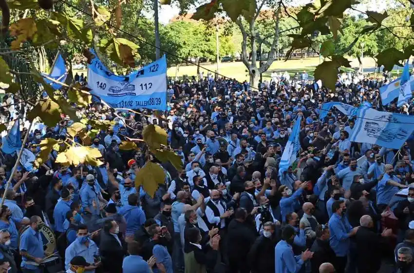 Polémica por la numerosa manifestación de colectiveros en plena cuarentena