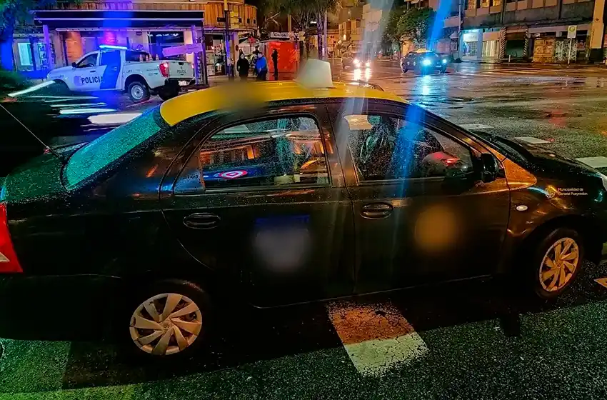 Taxista se llevó la peor parte: tras discusión, le perforan el baúl con un cuchillo