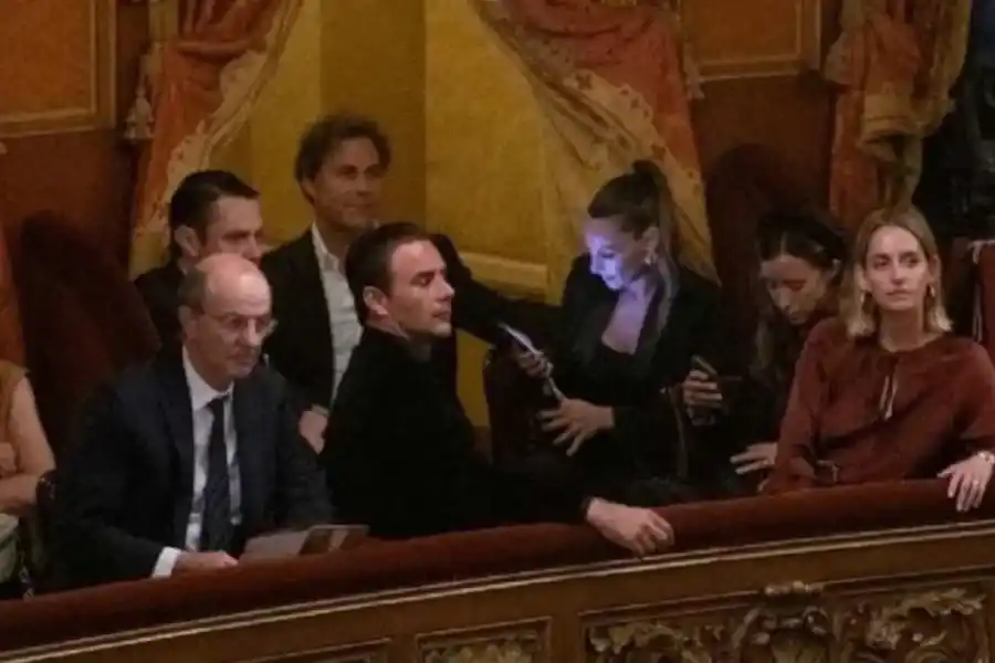 Pampita en el Colón acompañada por un  polista