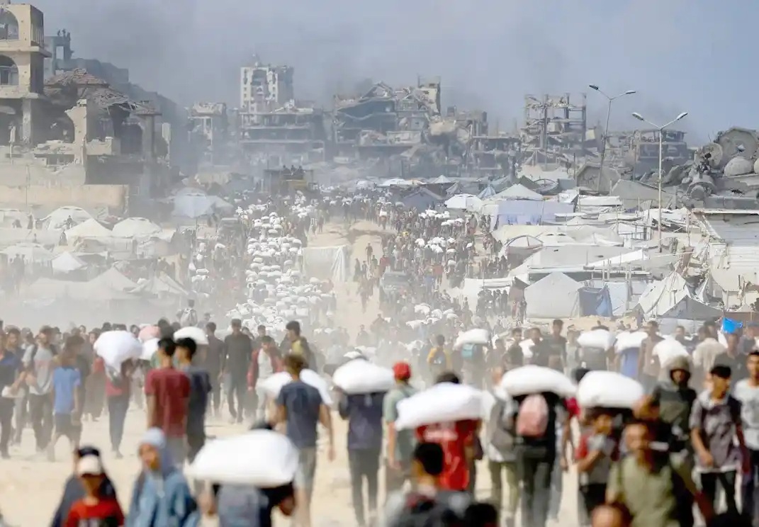 Palestinos transportaban ayer suministros de ayuda en la Franja de Gaza.