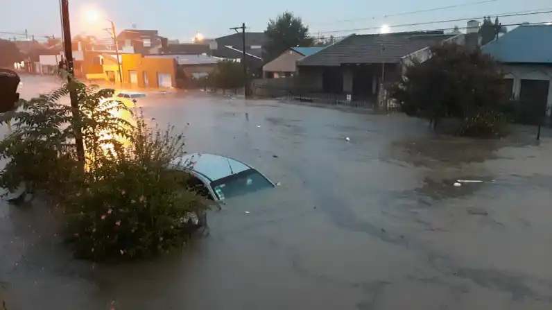 Dramático temporal en Bahía Blanca: suspendieron todas las actividades y hay cientos de evacuados