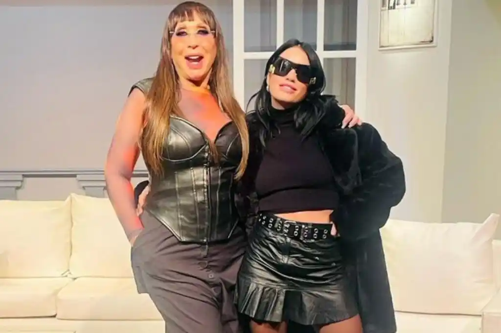 Lali Espósito visitó a Moria Casán en el teatro: la foto del explosivo encuentro