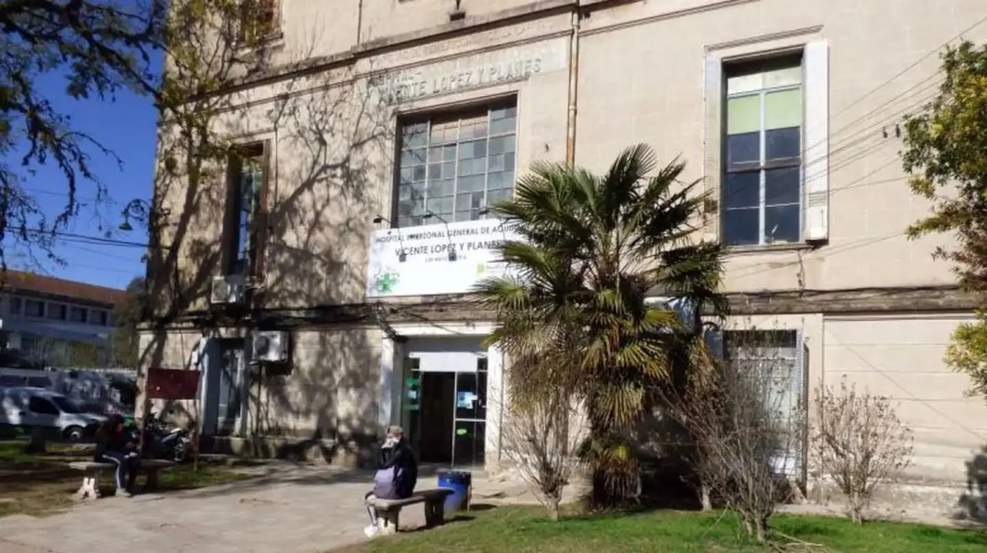 La autopsia reveló que la víctima presentaba un aplastamiento de cráneo, tres costillas rotas del lado izquierdo y tenía moretones en todo el cuerpo.