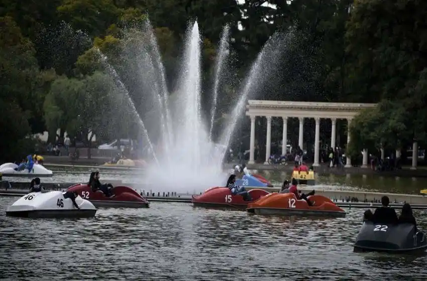 Navegar en las embarcaciones del laguito del Parque Independencia será más caro