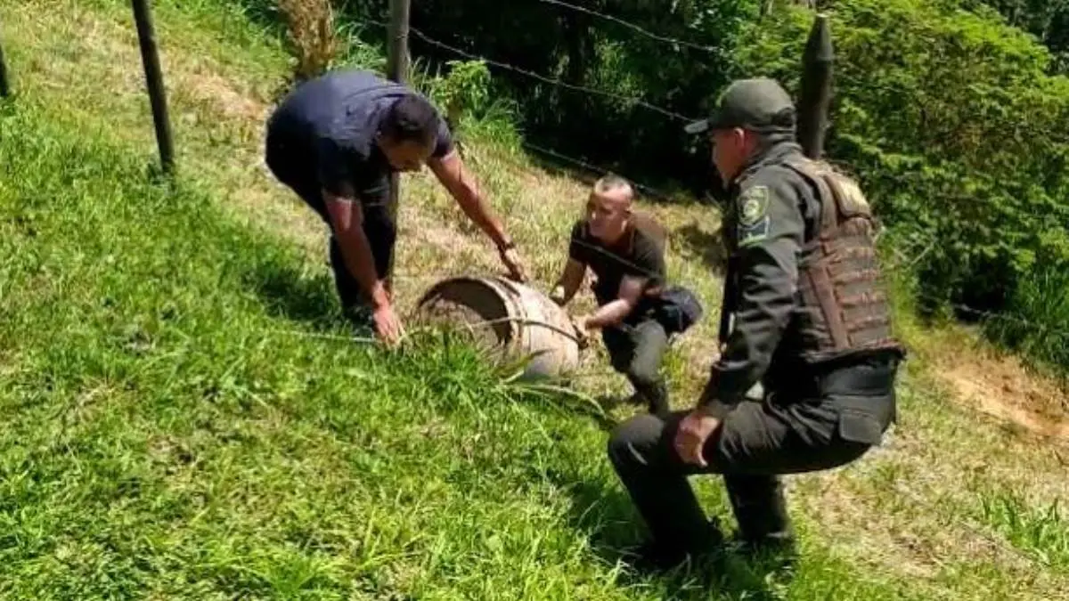 Acordonado estacionamiento tras encontrar cilindro con explosivos en Itaguí