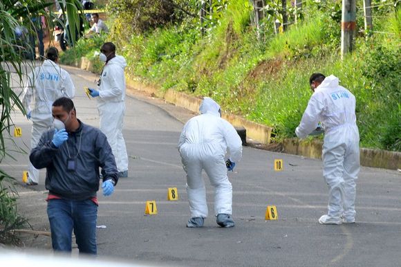 Mujer soportó balacera durante horas abrazada al cuerpo de su esposo
