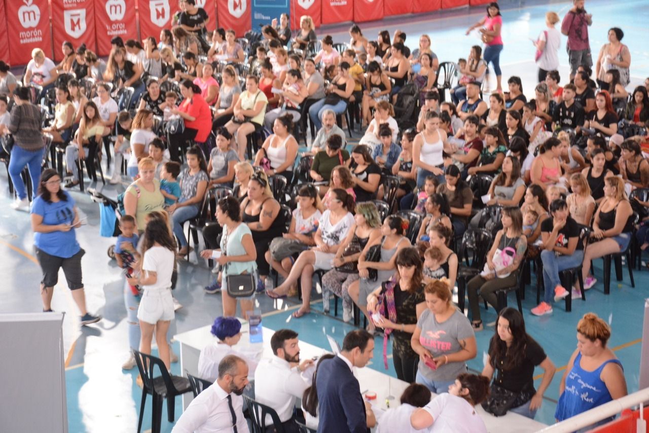 Entrega de la Tarjeta Alimentaria en el polideportivo Gorki Grana de Morón