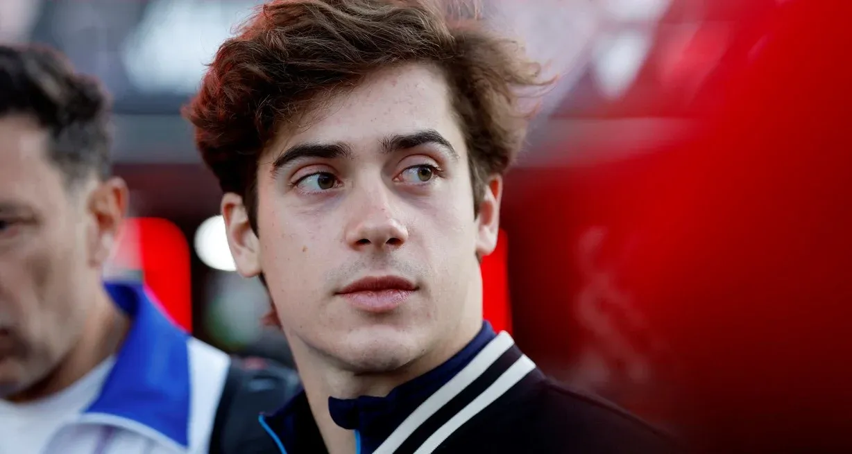 Franco Colapinto recibió el visto bueno médico, tras el choque en la qualy y podrá correr partiendo desde el pitlane. Foto: REUTERS / Evelyn Hockstein.