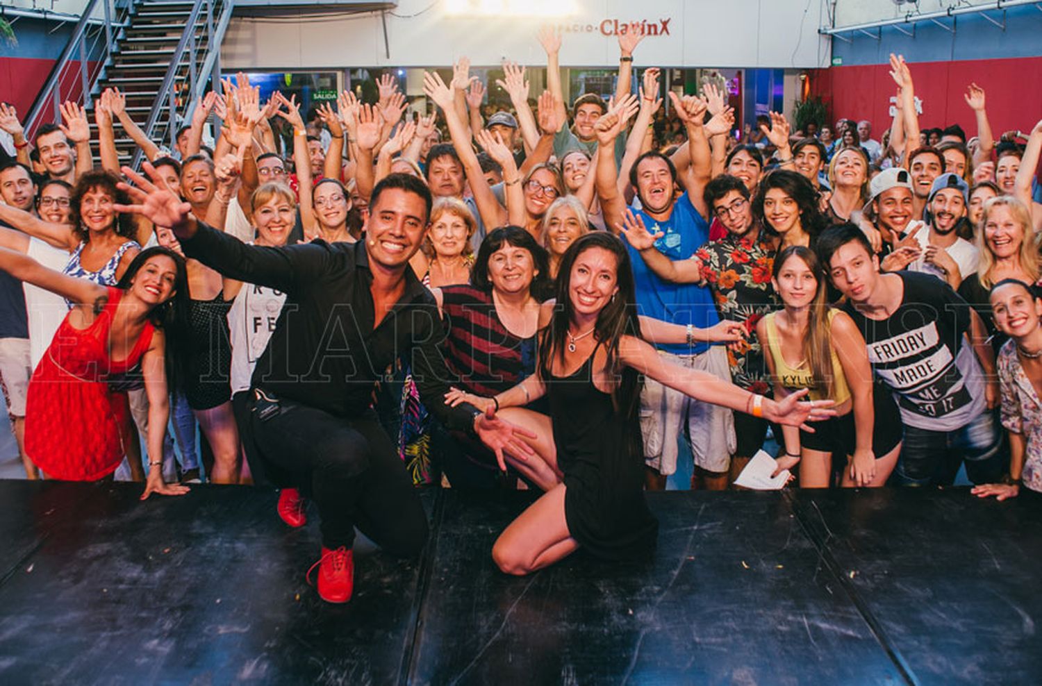 La salsa y la bachata hicieron bailar a todos en Espacio Clarín