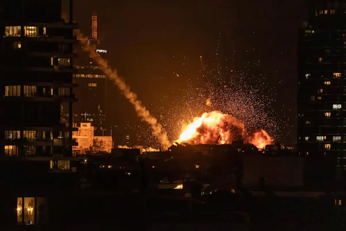 Un misil impacta en la ciudad de Tel Aviv.