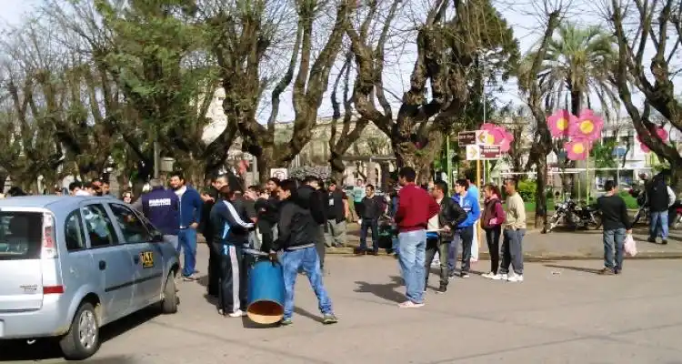 Tres sindicatos municipales protestaron en plaza Belgrano y recibieron alimentos