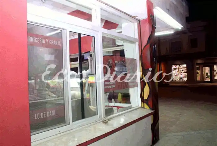 Cuatro delincuentes vaciaron una carnicería y mercado en avenida 58
