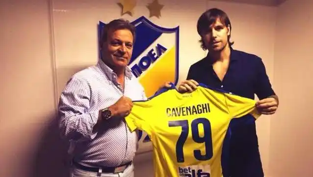 Cavenaghi fue presentado en el APOEL de Chipre