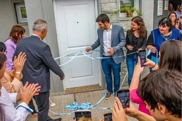 Corte de cinta en la apertura de la primera escuela cristiana evangélica en la ciudad.