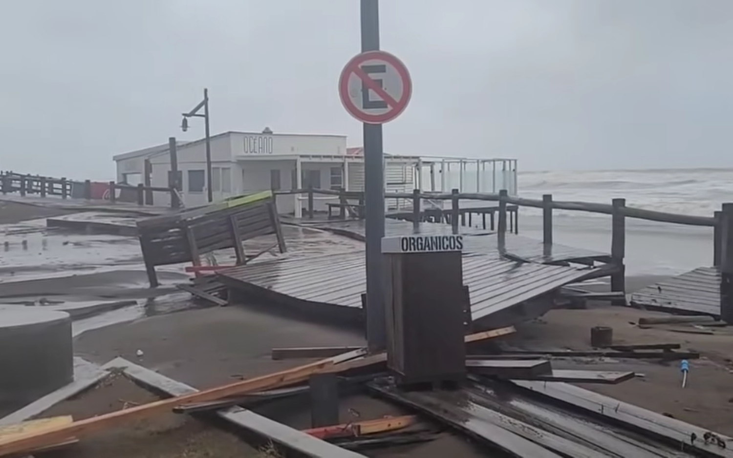 Sudestada en Monte Hermoso: Daños en la rambla y suspensión de clases de la mañana