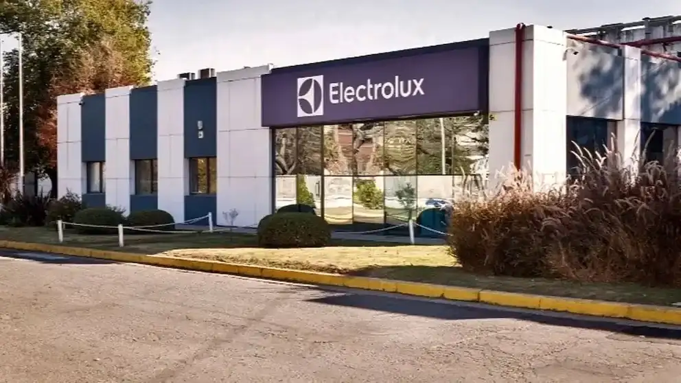 Otro gigante deja de fabricar en el país: Electrolux cierra su planta en Rosario donde trabajan 180 operarios