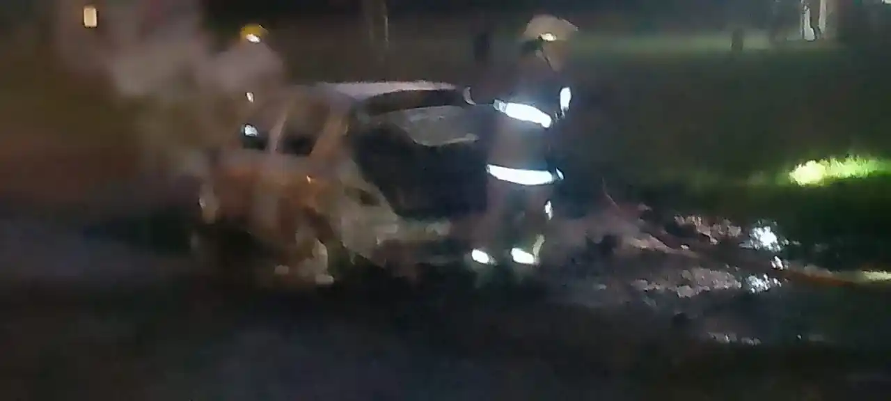 Incendio de un automóvil en la autovía