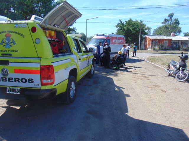 Iba en moto, esquivó un perro, cayó y terminó hospitalizada