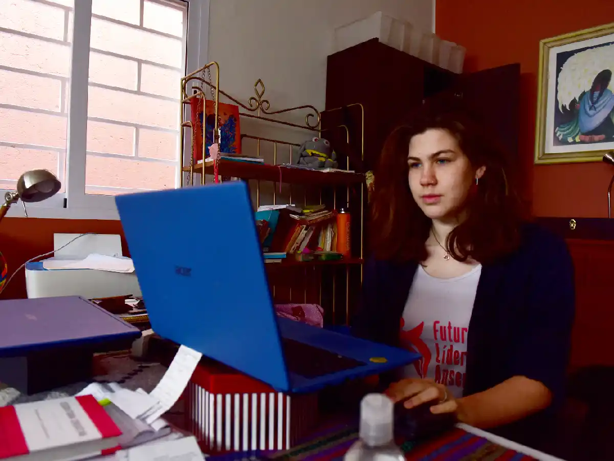 Jóvenes ayudan a adultos  mayores a mantener  el contacto en tiempos de coronavirus 