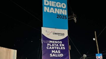 Insólito cruce en Exaltación de la Cruz: La Libertad Avanza le critica los carteles a Fuerza Patria… ¡con más carteles!