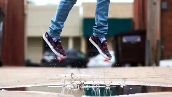 Razones por las que es mejor quitarse los zapatos antes de entrar en casa