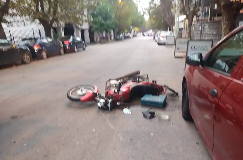 Chocaron a una moto y abandonaron la EcoSport