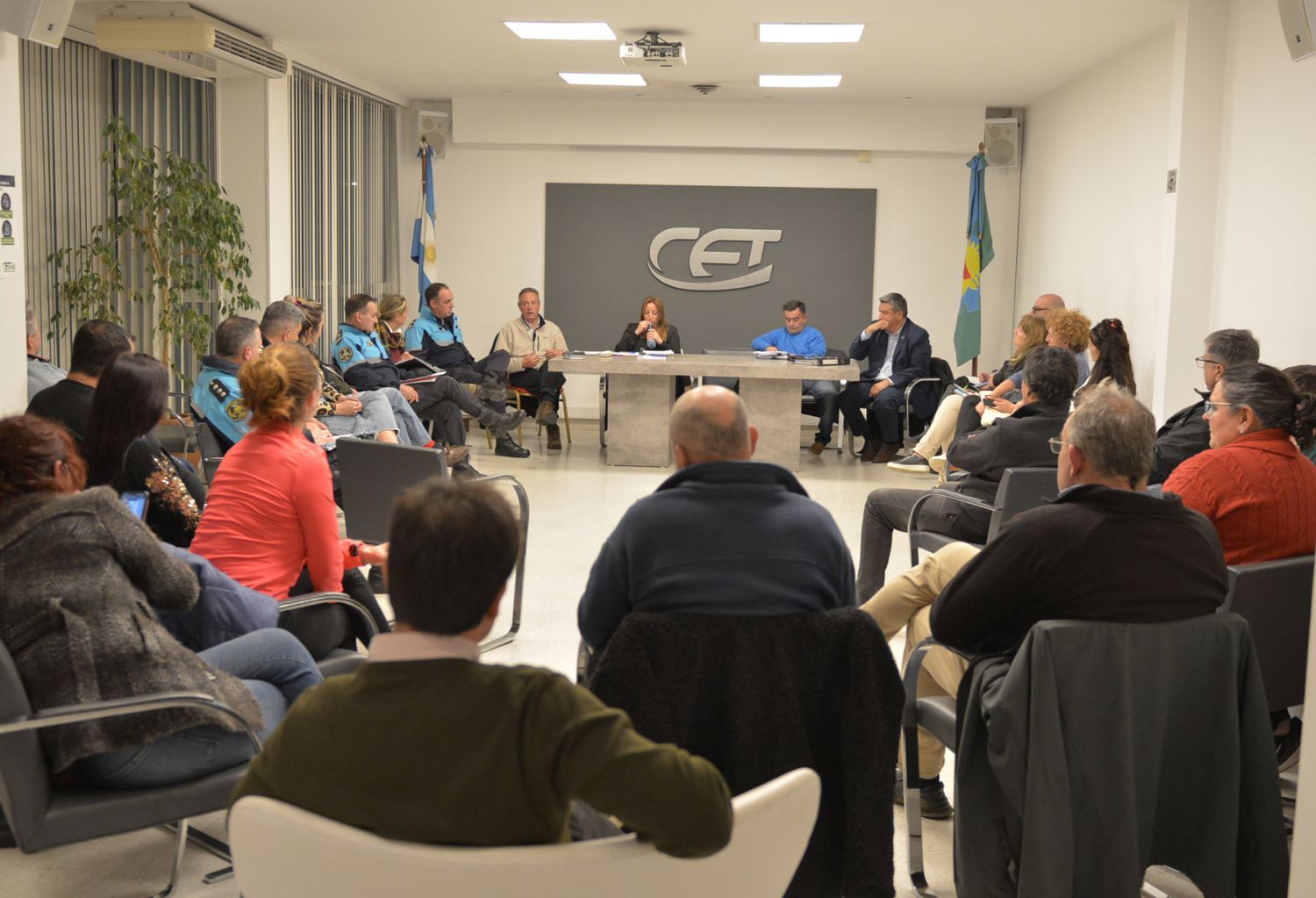 Autoridades del Foro de Seguridad recibieron a vecinos, funcionarios, referentes de instituciones y a efectivos policiales.