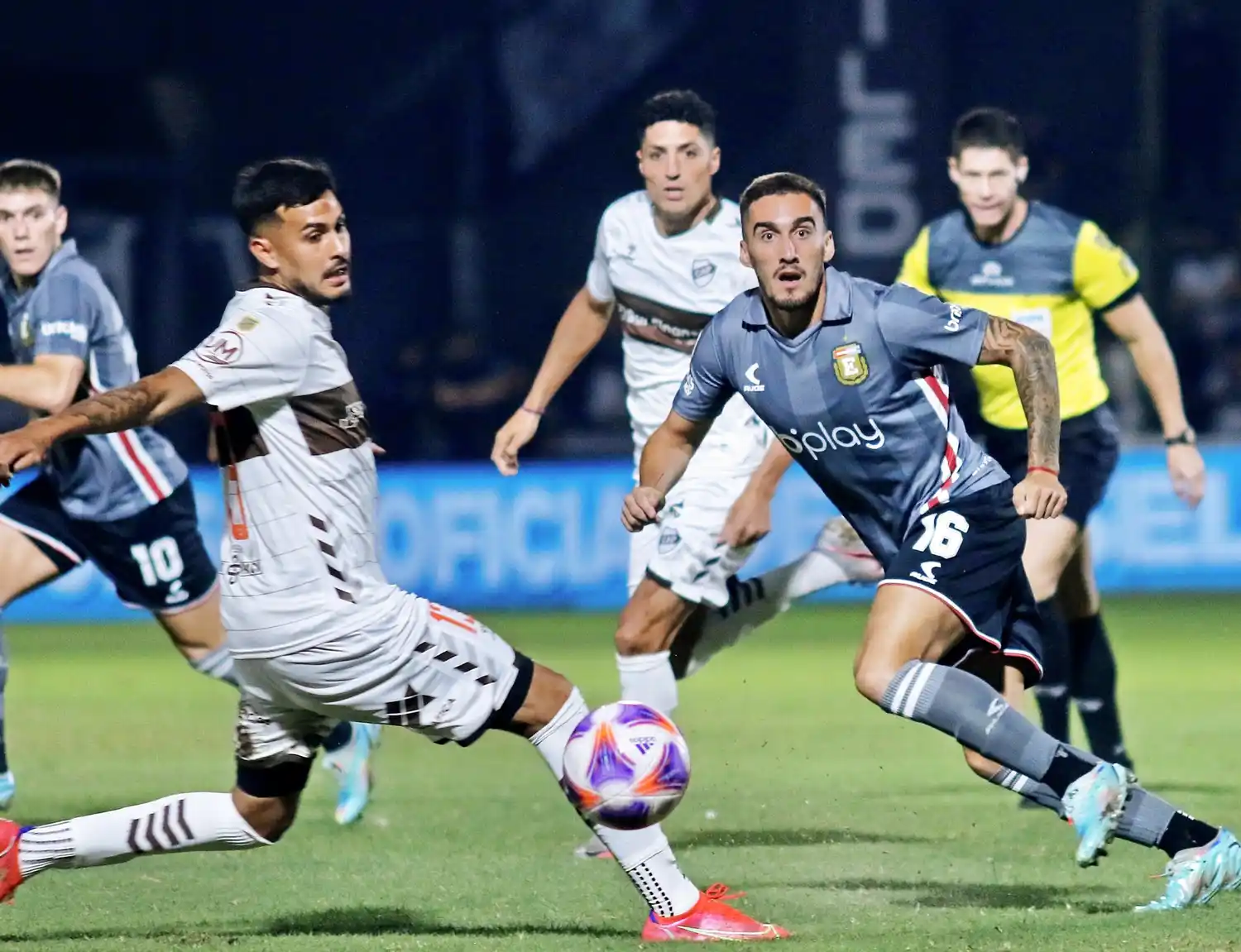 Méndez palpita el cabezazo que terminará en el primer gol de Estudiantes.