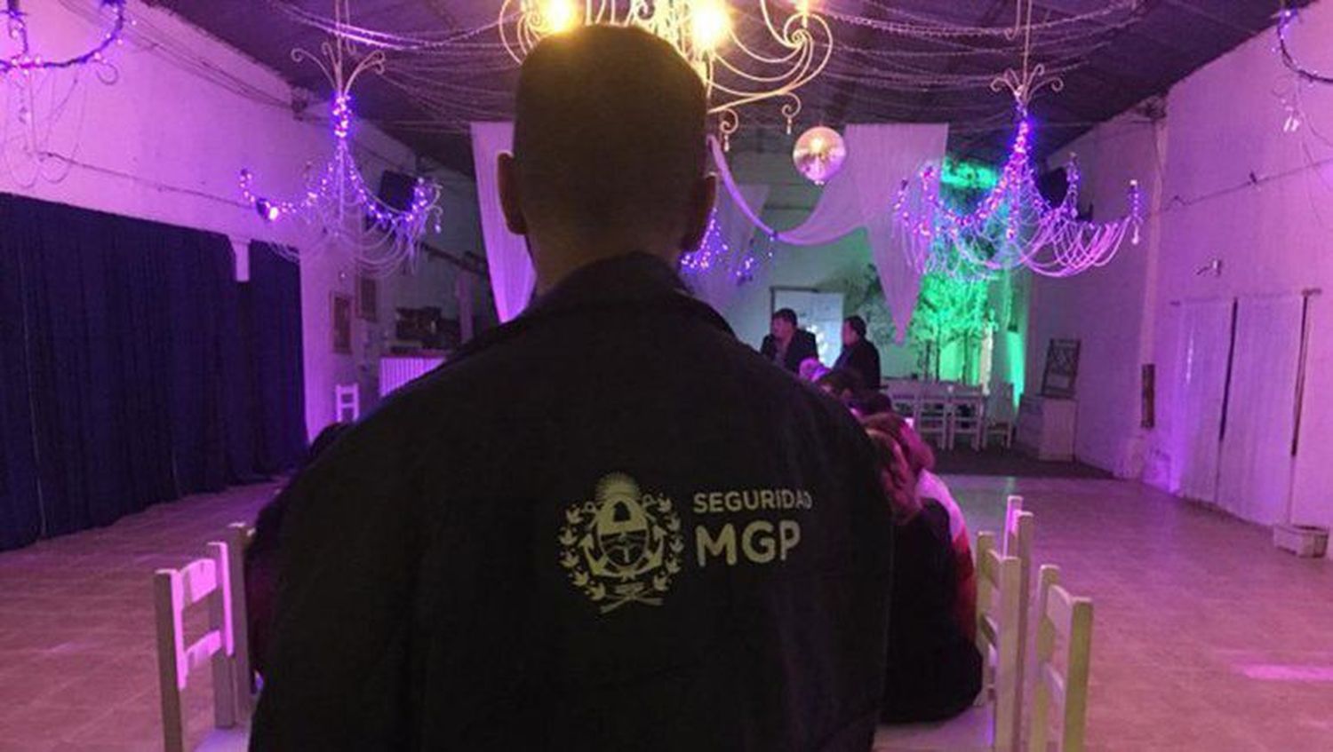 Insólito: en una fiesta clandestina swinger confundieron a los policías con strippers