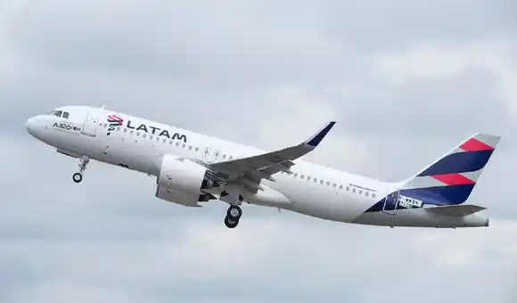 ¡PERDIÓ ALTITUD DE MANERA ABRUPTA! SACUDÓN de avión de LATAM que viajaba de Sídney a Santiago deja 50 heridos (+VIDE0)