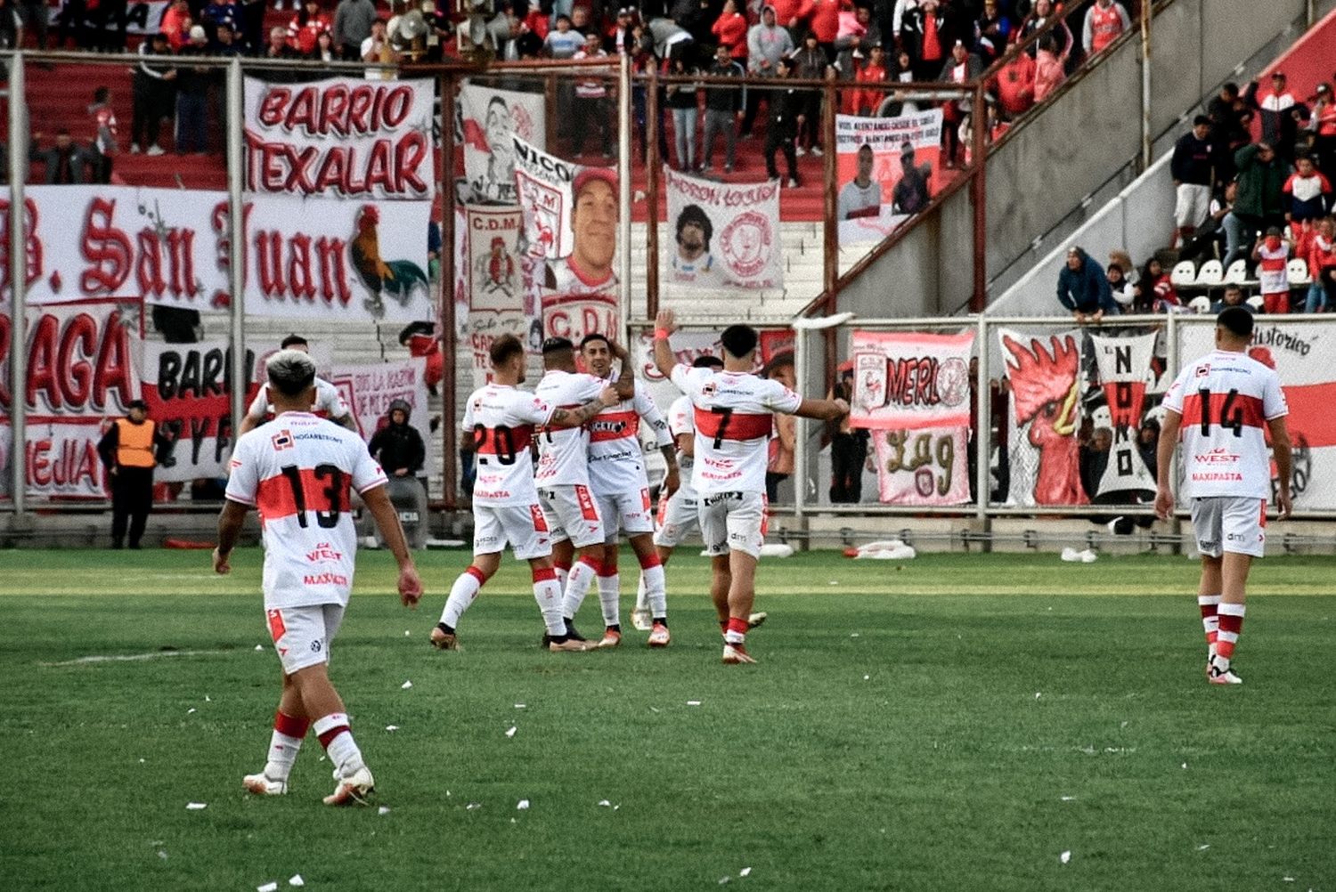 FOTO PRENSA MORÓN Todos los abrazos son para Sosa.