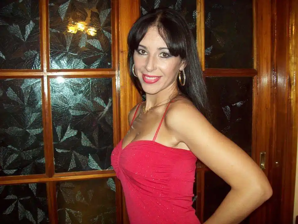 Fiesta de las décadas con la cantante Lorena Reparaz