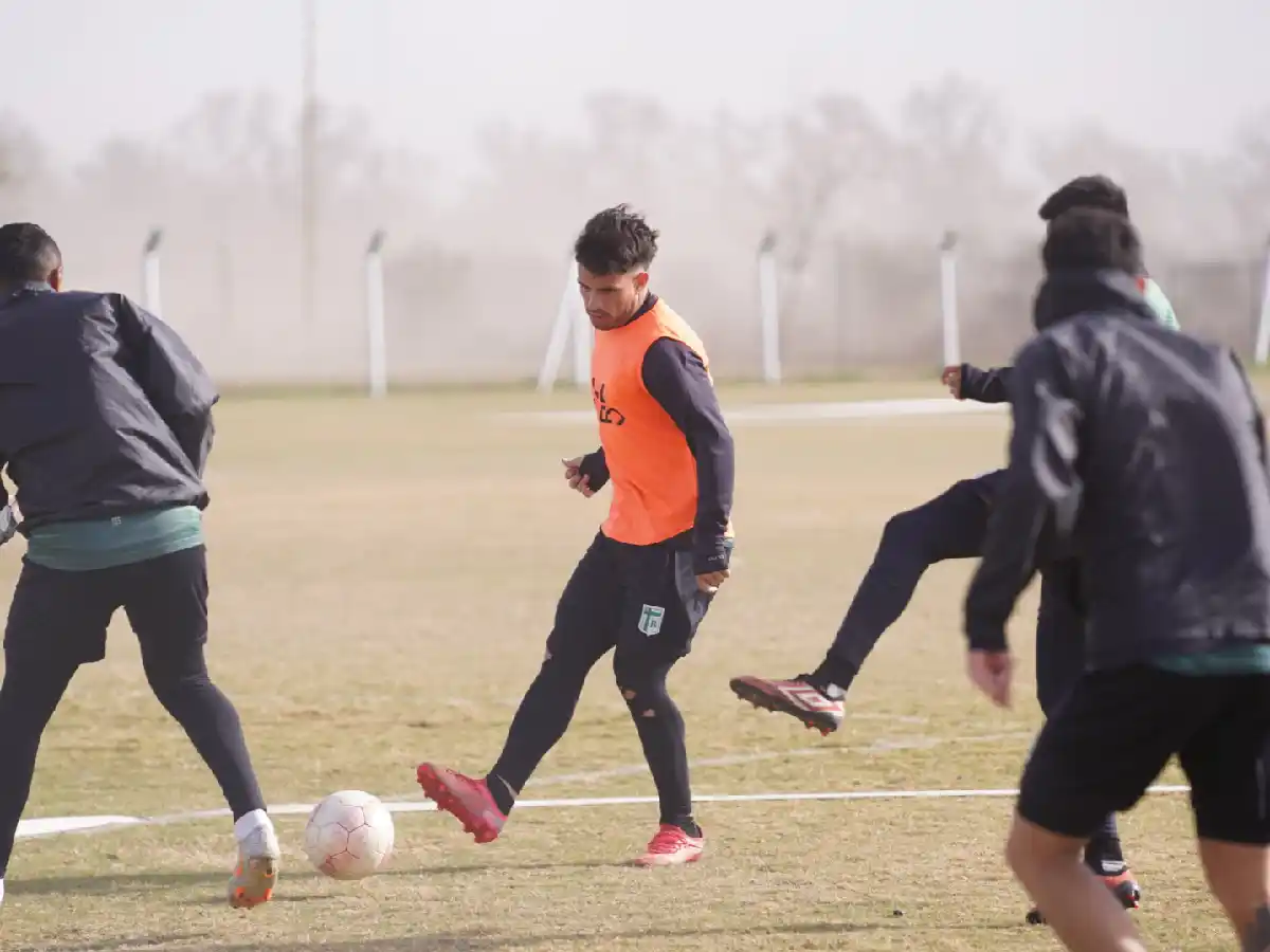 Retornó a entrenar en una semana importante