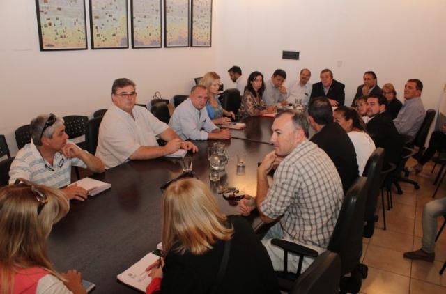 Paritaria docente: Gremios y Gobierno continuarán hoy las negociaciones salariales
