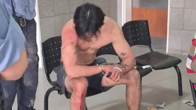 Fuera de control: un joven que era buscado en Neuquén destrozó comercios y autos estacionados y terminó golpeado
