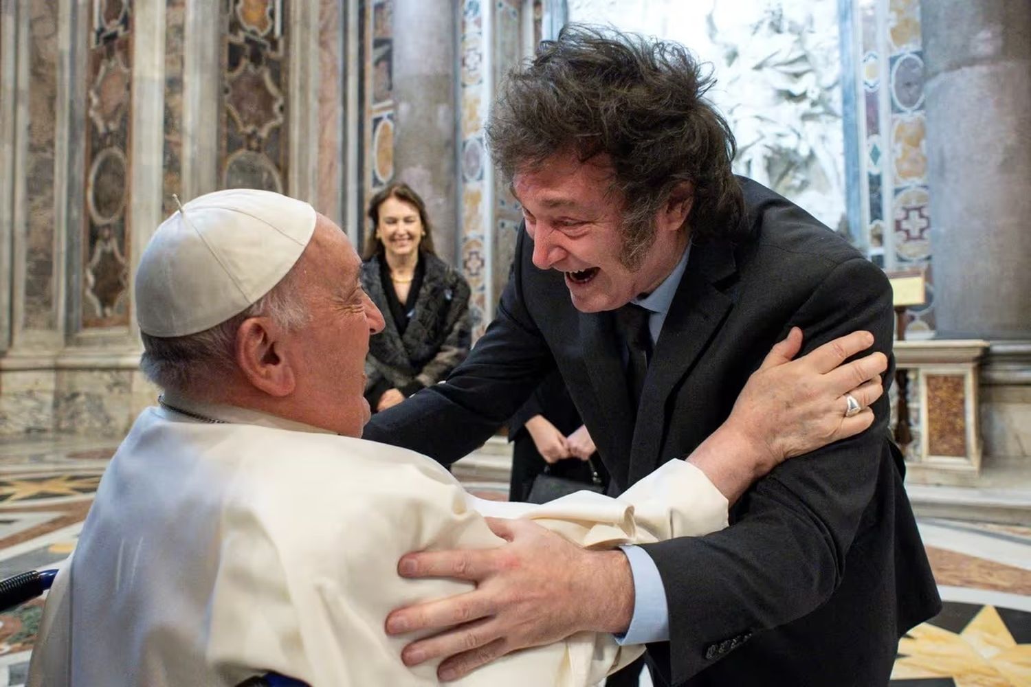 El primer encuentro público entre Milei y el Papa Francisco:  un saludo y un abrazo fuera de protocolo