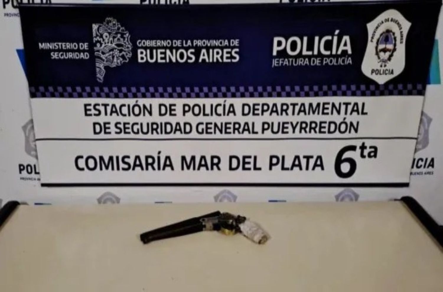 Armado con un pistolón entró a robar a una casa y los dueños lo redujeron a golpes