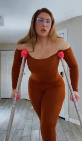 La modelo denunción al deportista de la NFL por una fractura que él habría ocacionado