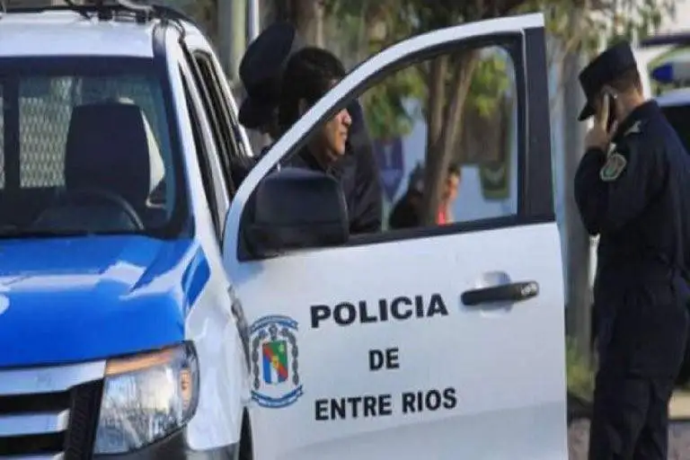 Rescatan a dos chiquitos de 8 y 9 años abandonados dentro de su casa