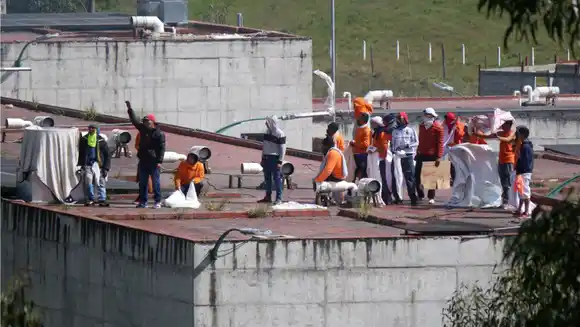 Más de 24 horas tiene motín en cárcel de Ecuador: reclusos secuestran a militares y policías