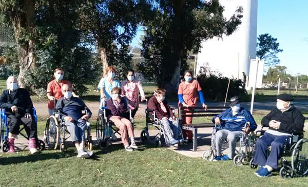 Personas de la tercera edad realizan paseos al aire libre