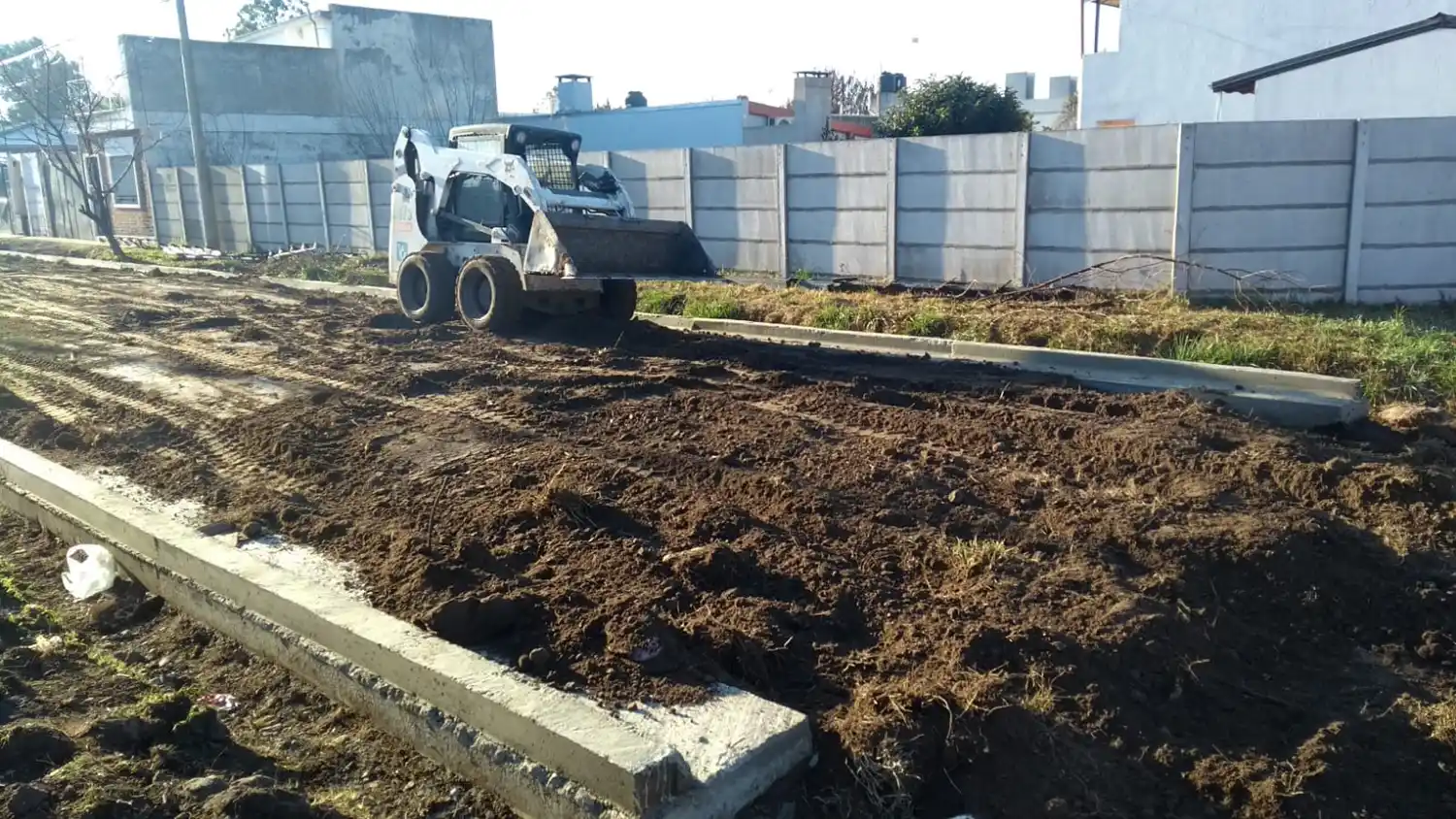 Avanzan las obras de cordón cuneta en distintos barrios de la ciudad.