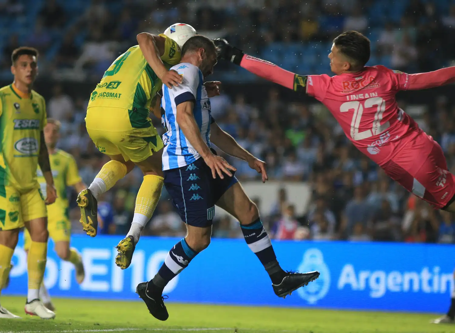 Una espectacular salida de Unsain, ante la llegada de Lisandro López.