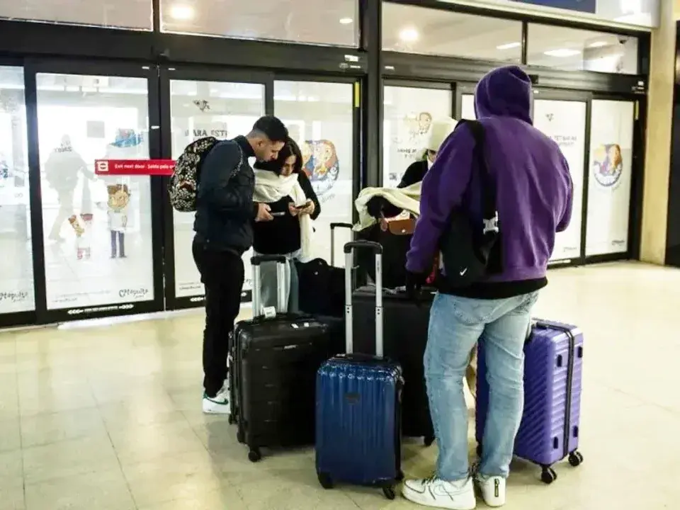 Se mantiene el déficit turístico pese a que en agosto volvió a reducirse la cantidad de argentinos que salieron al exterior