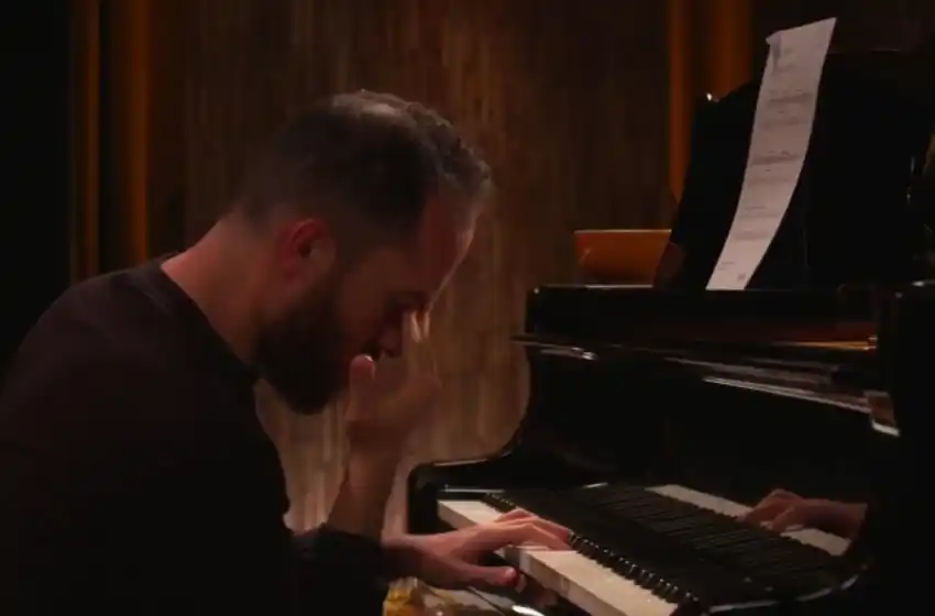 Pianista toca durante 16 horas una pieza de Satie para visibilizar la crisis de los artistas