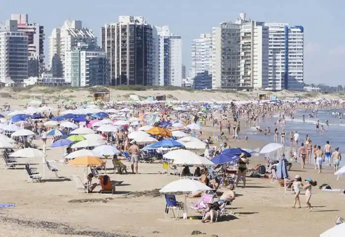 ¿Con qué les conviene a los turistas argentinos  pagar en Uruguay?
